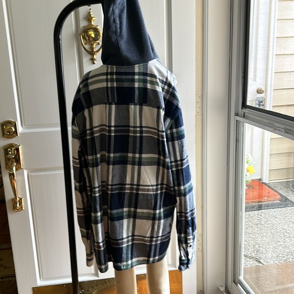 Blue plaid flannel shirt with hood by Aeropostale. - Picture 3 of 8